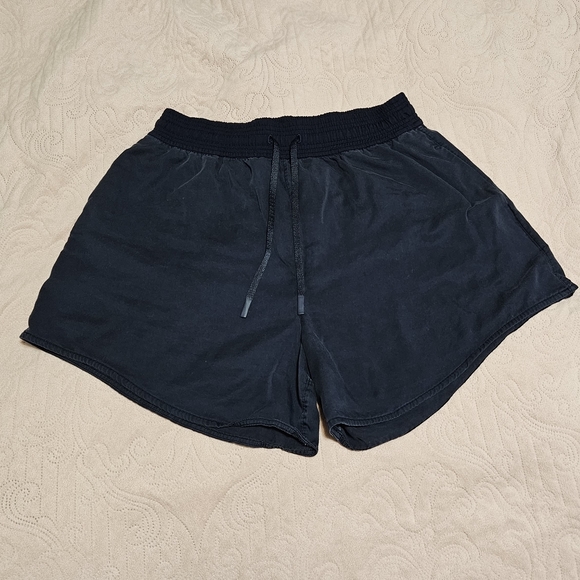 Lululemon Feeling Femme Short 5"True Navy Sz 10 - Picture 6 of 13
